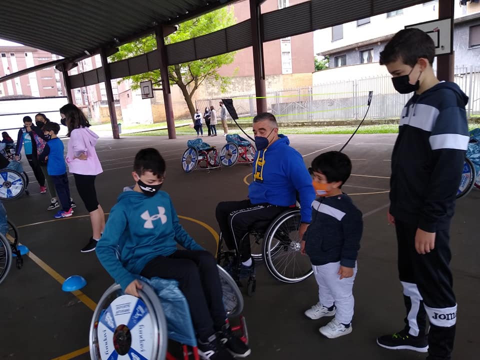 Niños practicando baloncesto en silla de ruedas