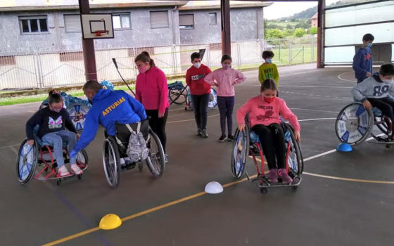 Niños practicando baloncesto en silla de ruedas