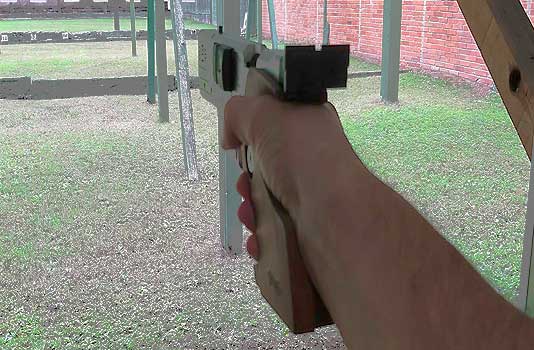 Disparando con pistola deportiva