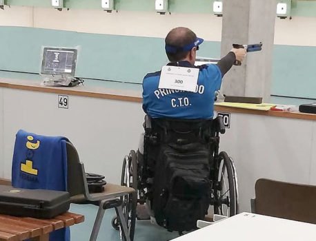 José Luis Martínez durante la prueba de tiro con pistola de aire